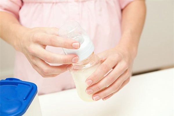 Cách pha sữa cho trẻ sơ sinh nhanh nhất, hiệu quả nhất